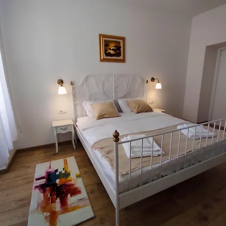 Papavero 3* פולה